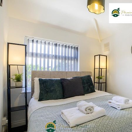 3 Bedroom Coventry House By Passionfruitproperties With Free Wi-Fi, Large Garden And Driveway - 52Nrc Ngoại thất bức ảnh