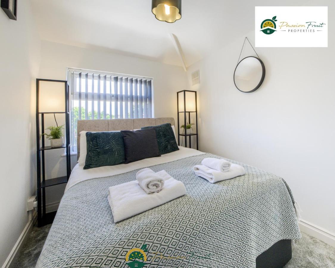 3 Bedroom Coventry House By Passionfruitproperties With Free Wi-Fi, Large Garden And Driveway - 52Nrc Ngoại thất bức ảnh