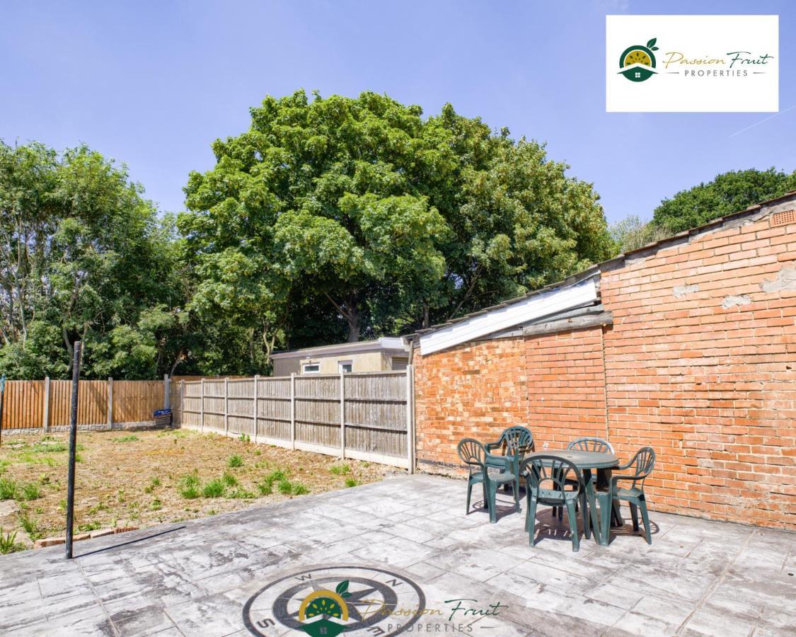 3 Bedroom Coventry House By Passionfruitproperties With Free Wi-Fi, Large Garden And Driveway - 52Nrc Ngoại thất bức ảnh